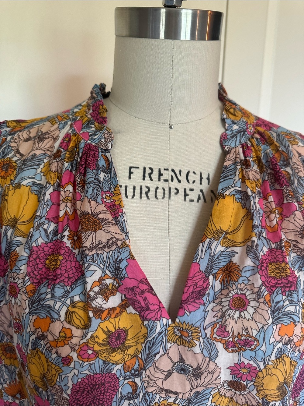Birds of Paradise by Travota Women's Clover Blouse in Dawn Fleurettes, Medium - Picture 9 of 14